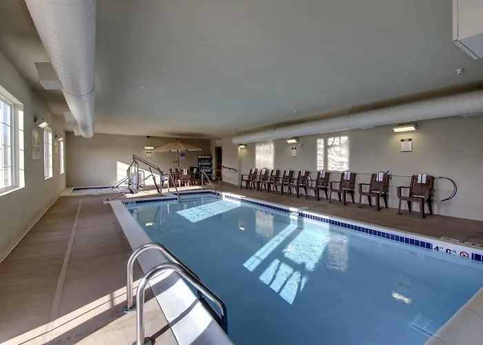 Cobblestone Hotel & Suites - Newton
